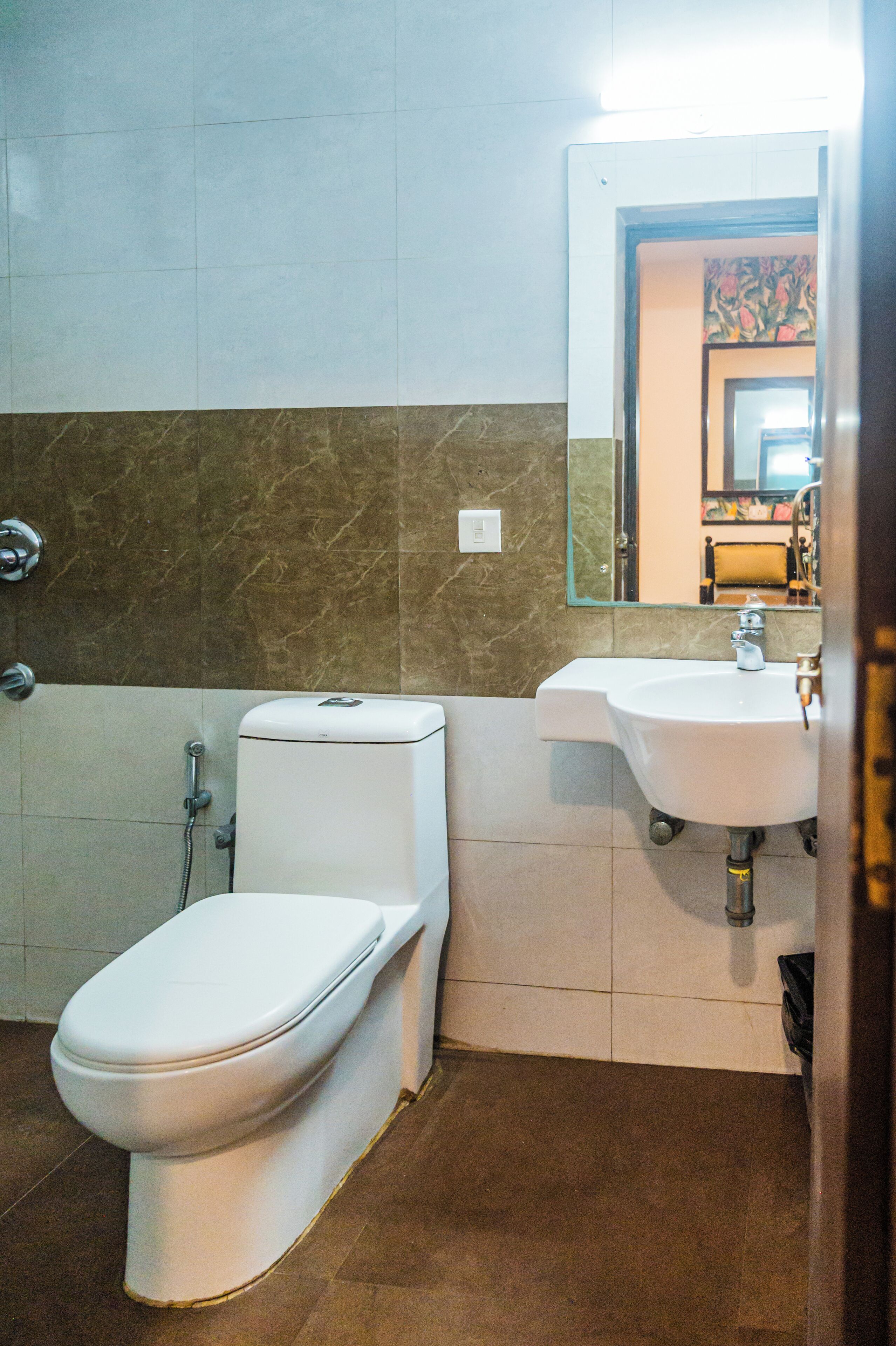 Un baño con inodoro, lavabo y espejo.