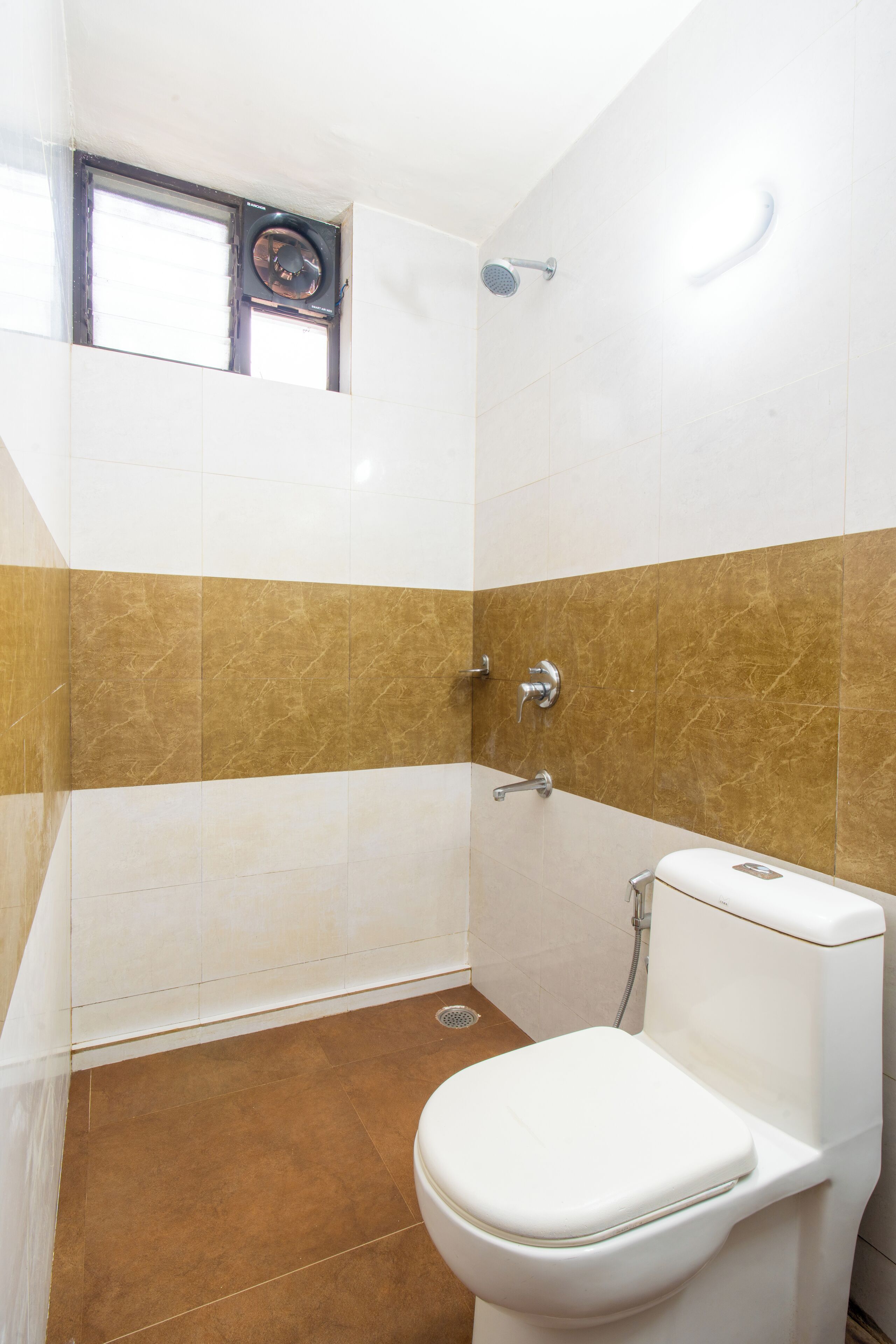 Un baño con ducha, inodoro y ventana.