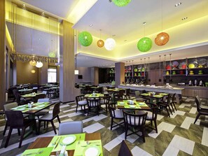 Serveert lunch en diner, internationale gerechten