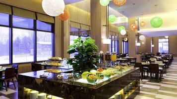 Serveert lunch en diner, internationale gerechten