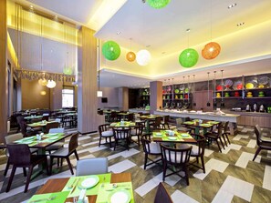 DĂźner et souper servis sur place, cuisine internationale