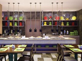 Lunch and dinner served, international cuisine