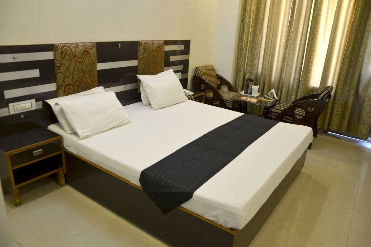 In-room safe, desk, WiFi (free), bed sheets