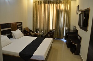 Brankas, meja kerja, Wi-Fi gratis, dan seprai linen