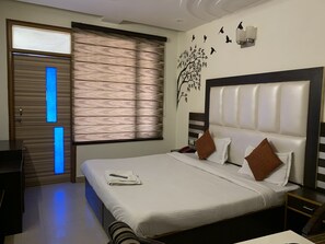 In-room safe, desk, free WiFi, bed sheets - Hotel Citi Heights (Chandigarh)