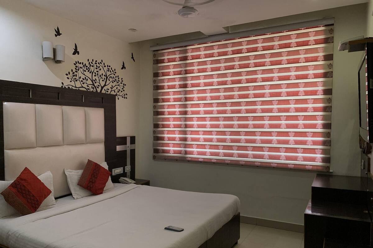 In-room safe, desk, WiFi (free), bed sheets