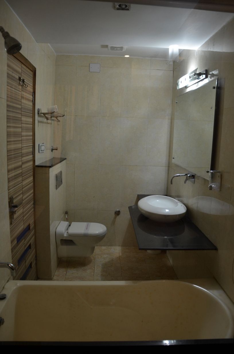 A bathroom with a toilet, sink, and bathtub.