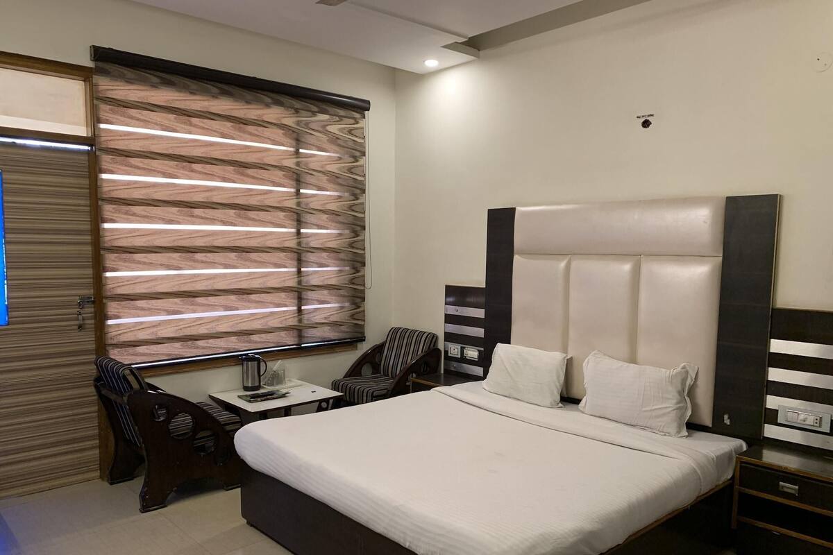 In-room safe, desk, WiFi (free), bed sheets