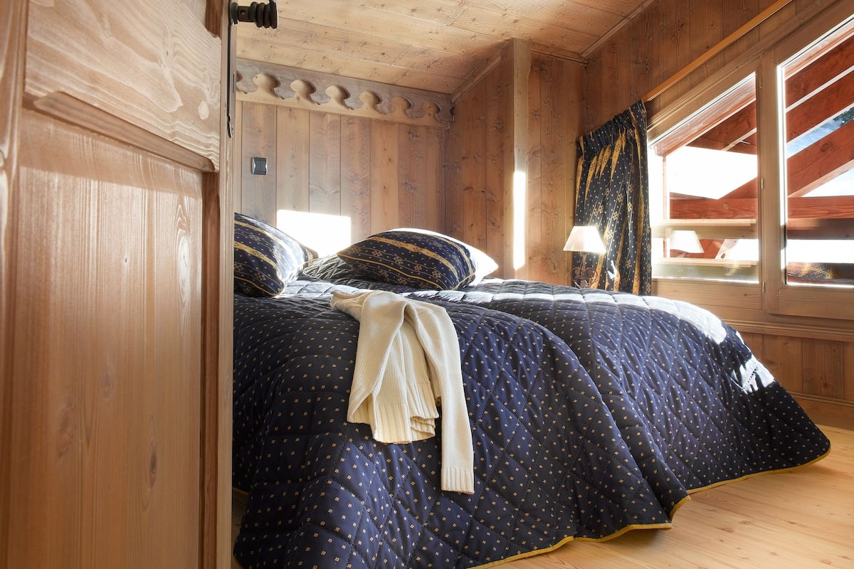 Soundproofing, free cots/infant beds, bed sheets