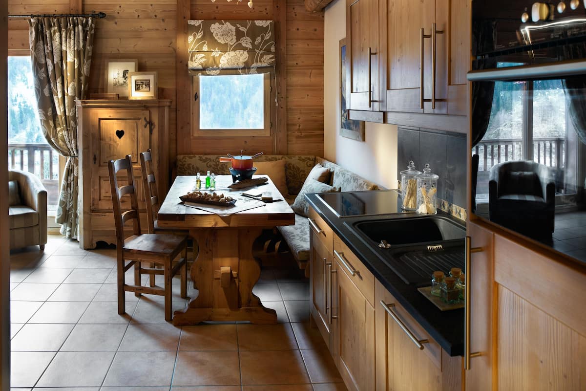 Full-sized fridge, microwave, oven, stovetop