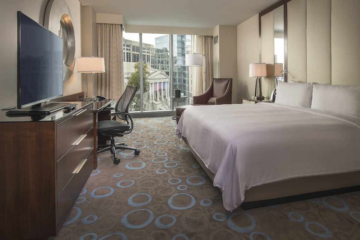 Premium bedding, in-room safe, desk, laptop workspace