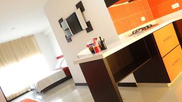 Habitación doble estándar | Minibar, caja de seguridad en la habitación y escritorio