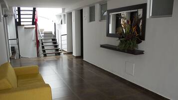 Habitación doble estándar | Minibar, caja de seguridad en la habitación y escritorio