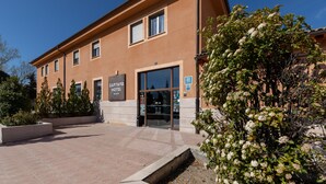 A modern hotel with a sign reading "SANTA HOTEL". - Santana Hotel Restaurante (Palazuelos de Eresma)