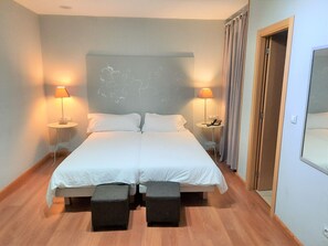 Habitación doble | Caja de seguridad en la habitación y escritorio 