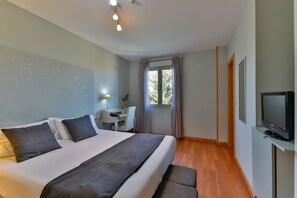 Caja de seguridad en la habitación y escritorio 