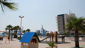 Área de juegos infantiles al aire libre