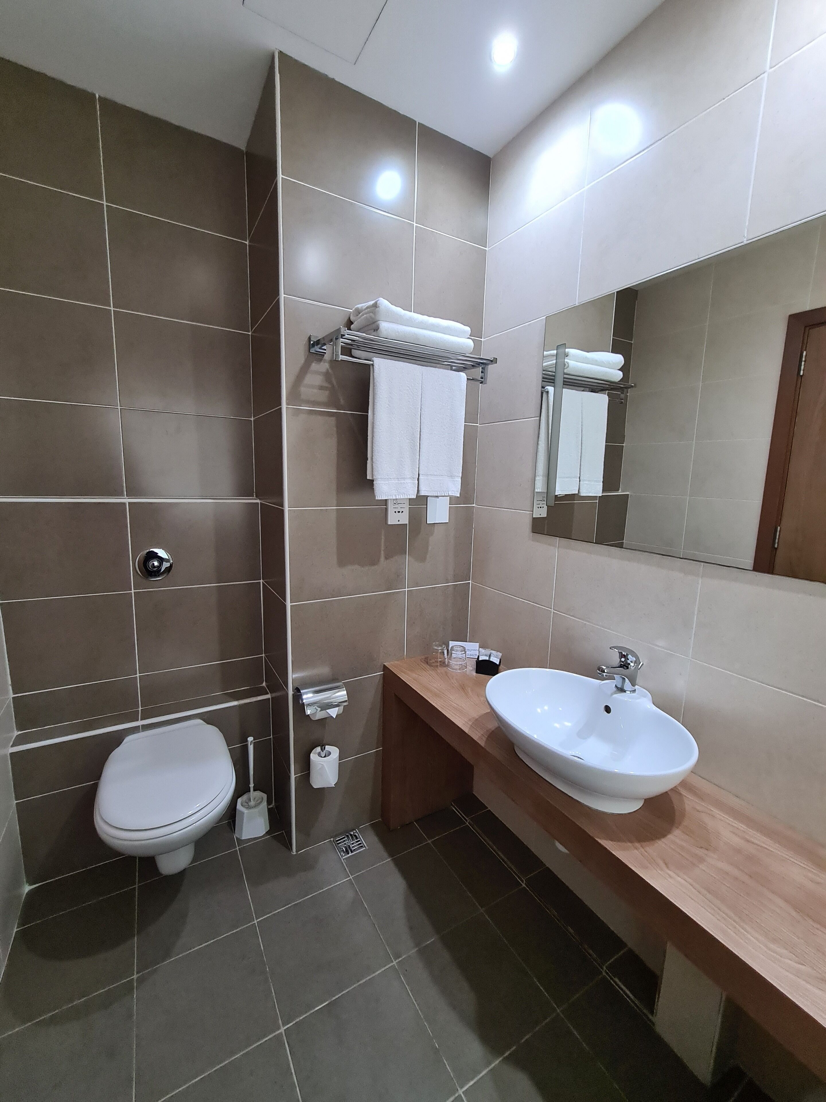 standard double or twin room | bathroom | deep-soaking bathtub, towels