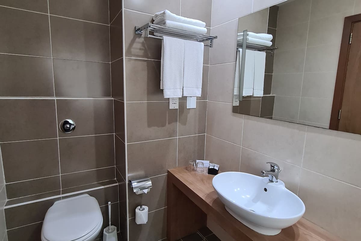 standard double or twin room | bathroom | deep-soaking bathtub, towels