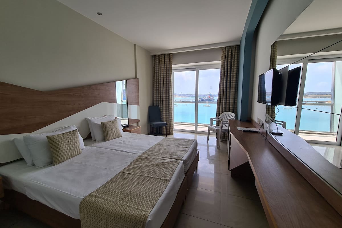 standard double or twin room | 1 bedroom, in-room safe, desk, free wifi