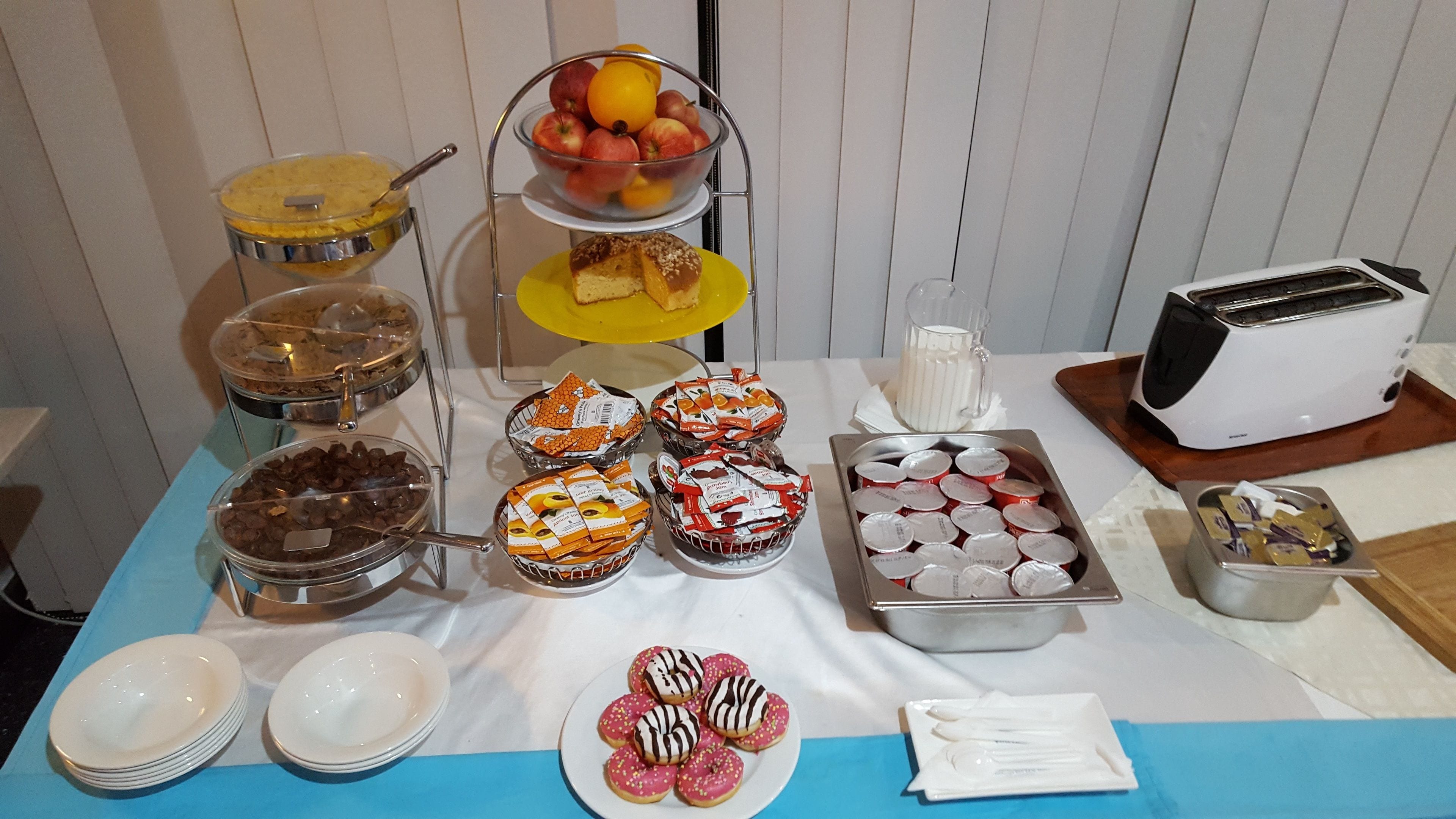 Daily continental breakfast (EUR 7.00 per person)