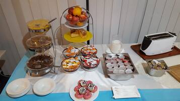 Daily continental breakfast (EUR 7.00 per person)