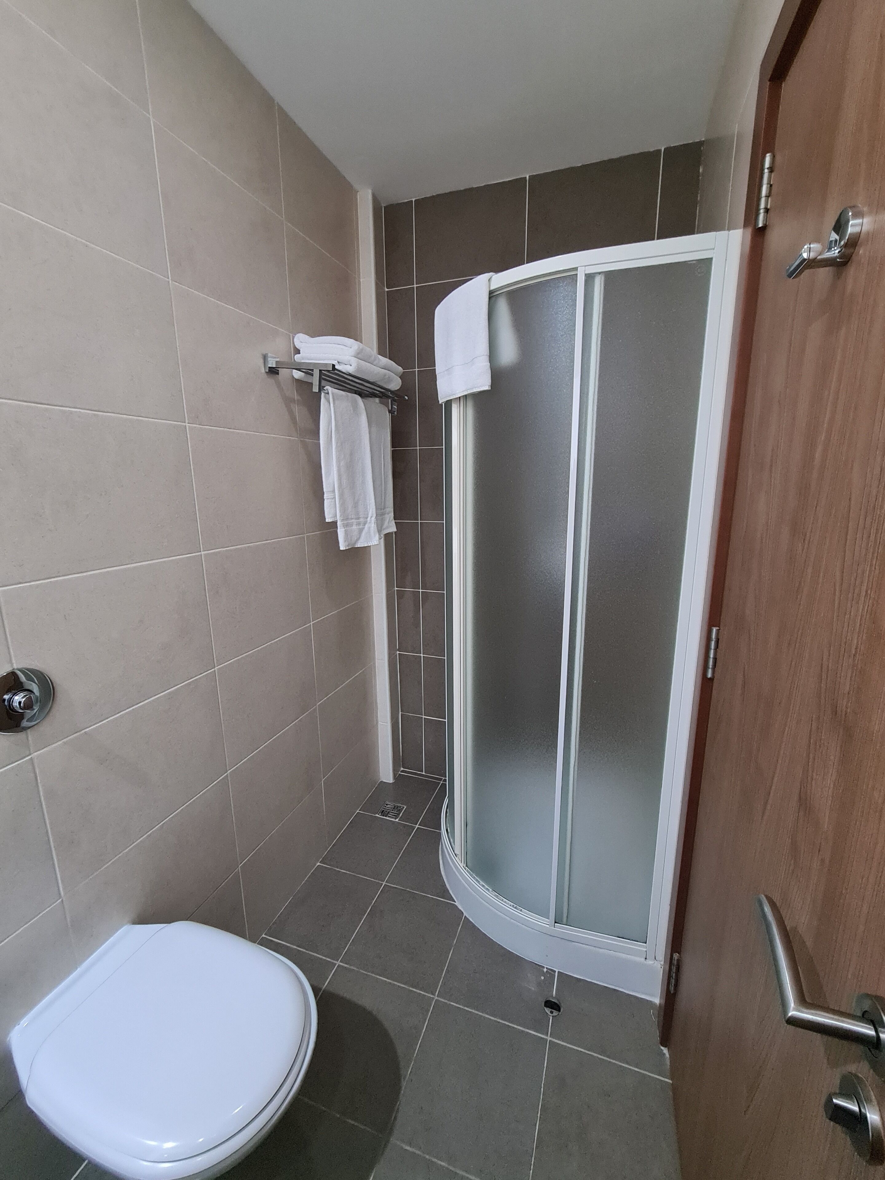 standard double or twin room | bathroom | deep-soaking bathtub, towels