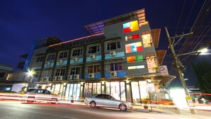 Een hostel met meerdere verdiepingen, grote ramen en airconditioning.