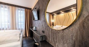 In-room safe, individually decorated, individually furnished, desk - PLAZA INN Salzburg City (Salzburg)