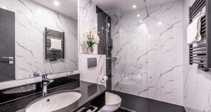 Gratis toiletartikelen, een haardroger, handdoeken