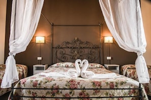 Chambre Familiale, salle de bains commune (for 6 people) | Lit parapluie, Wi-Fi gratuit, draps fournis
