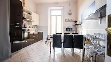 Frigorifero, bollitore elettrico, freezer, carta assorbente