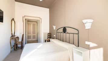 Chambre Double ou avec lits jumeaux, salle de bains commune | Lit parapluie, Wi-Fi gratuit, draps fournis