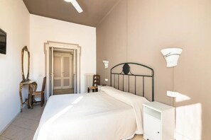 Chambre Double ou avec lits jumeaux, salle de bains commune | Lit parapluie, Wi-Fi gratuit, draps fournis