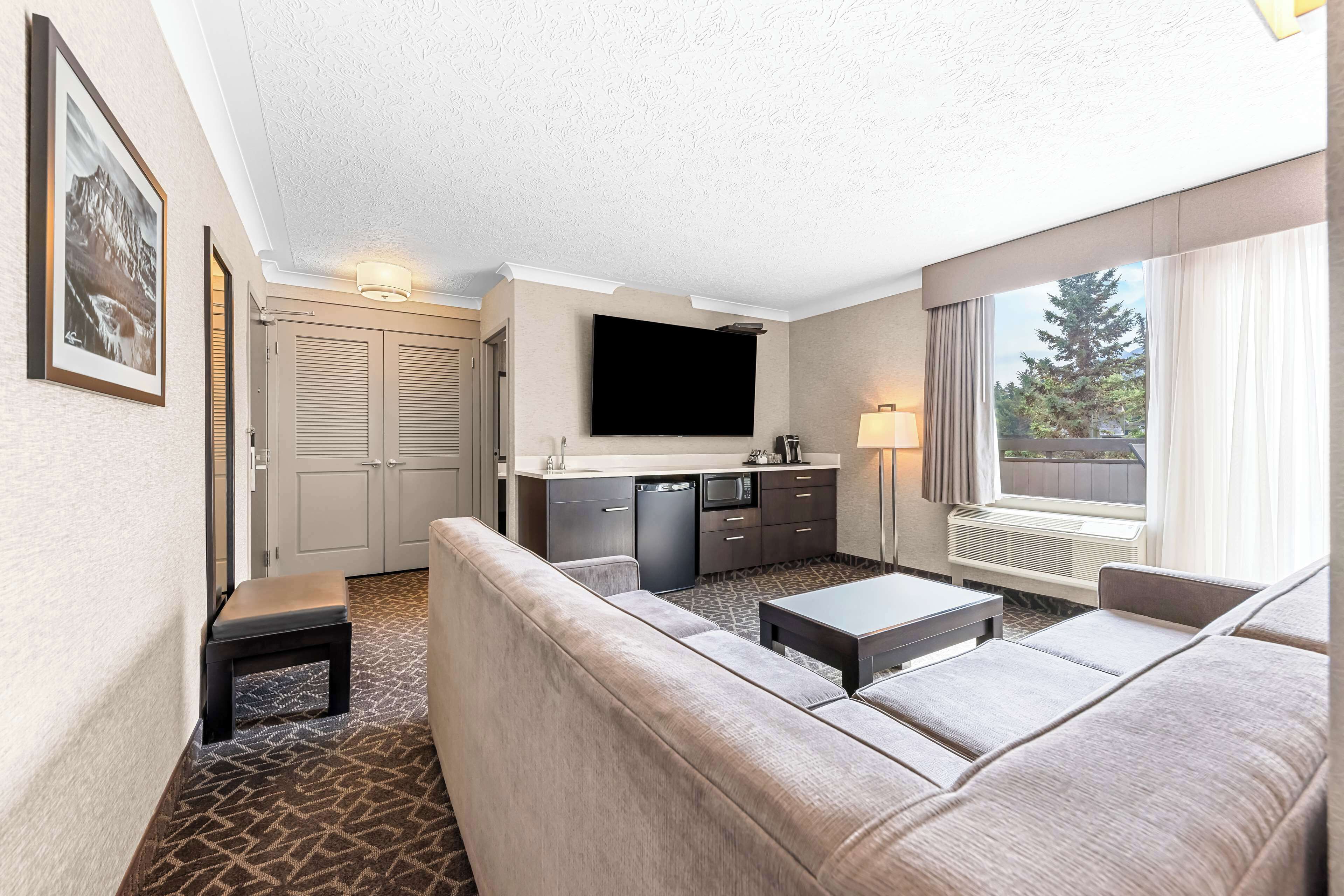 suite, 1 king bed with sofa bed, non smoking, hot tub (with sofabed) | in-room safe, desk, blackout curtains, iron/ironing board