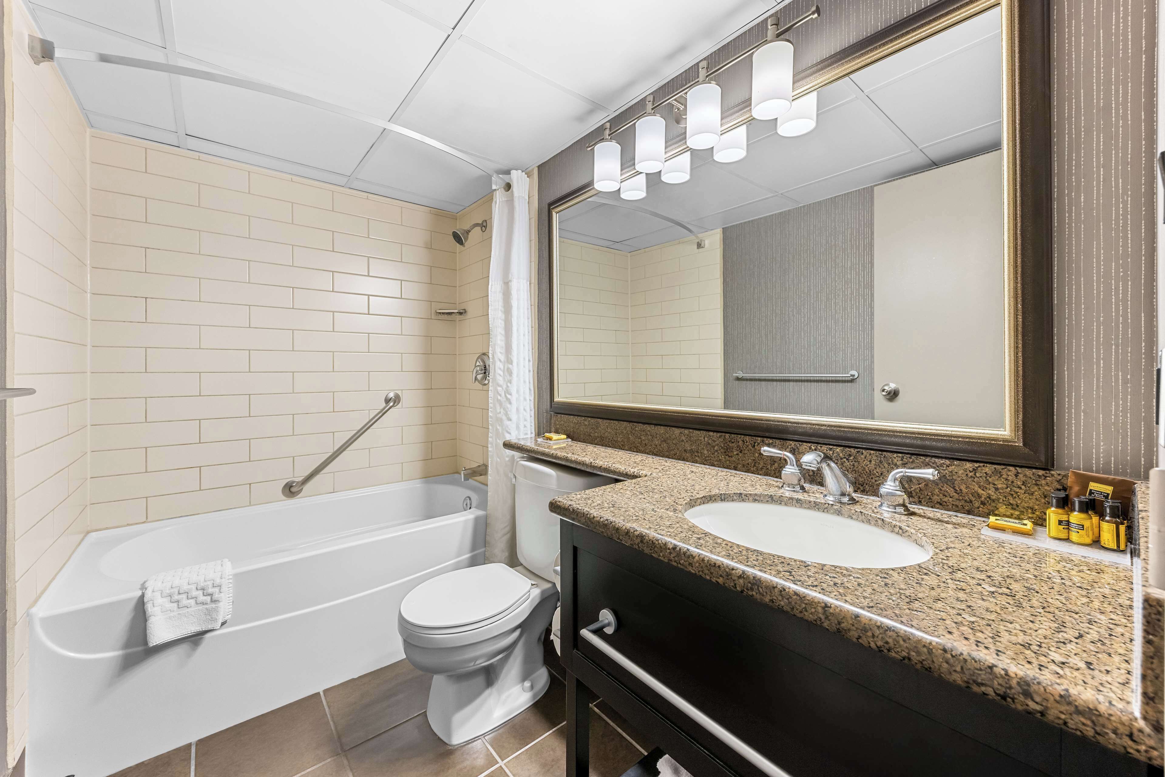 Un baño moderno con bañera, inodoro y lavamanos.