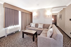 Suite, 1 King Bed with Sofa bed, Non Smoking, Hot Tub (with Sofabed) | In-room safe, desk, blackout drapes, iron/ironing board