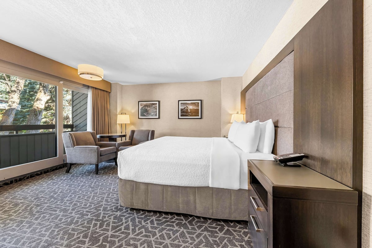 Standard Room, 1 King Bed, Non Smoking, Refrigerator & Microwave | In-room safe, desk, blackout drapes, iron/ironing board