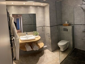 Familie appartement, 2 slaapkamers, uitzicht op stad (6 people) | Badkamer | Een haardroger, handdoeken, shampoo