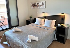 Studio, Balcony (1 - 2 people) | Hypo-allergenic bedding, desk, laptop workspace, blackout drapes