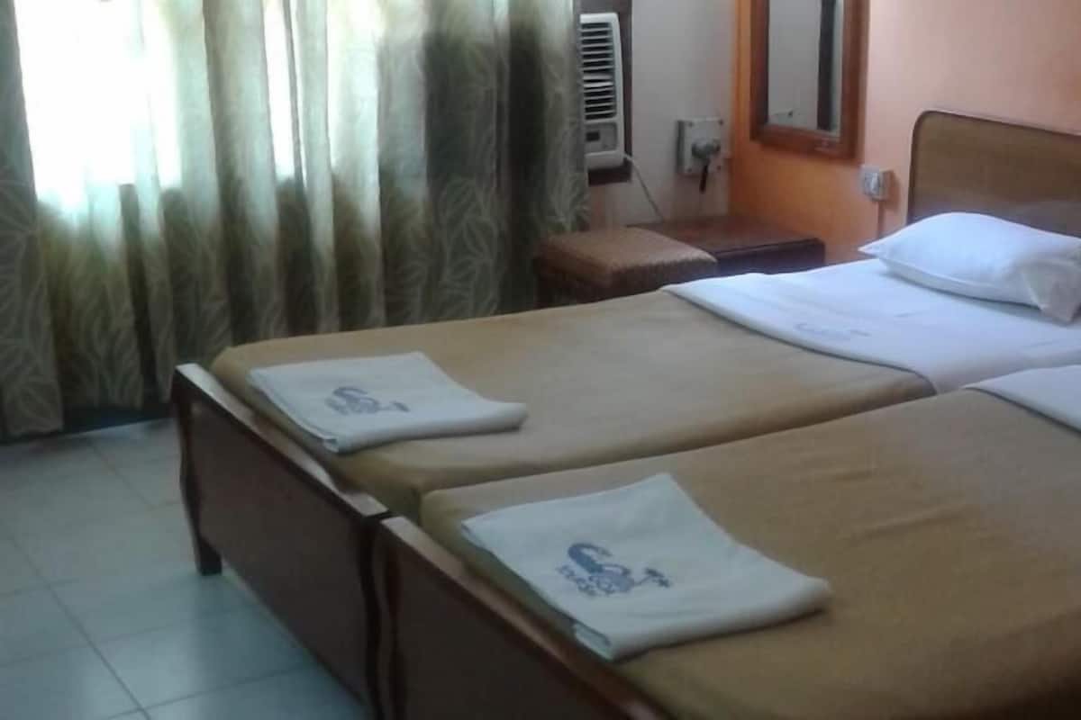 A/C Room | In-room safe, desk, iron/ironing board, free WiFi
