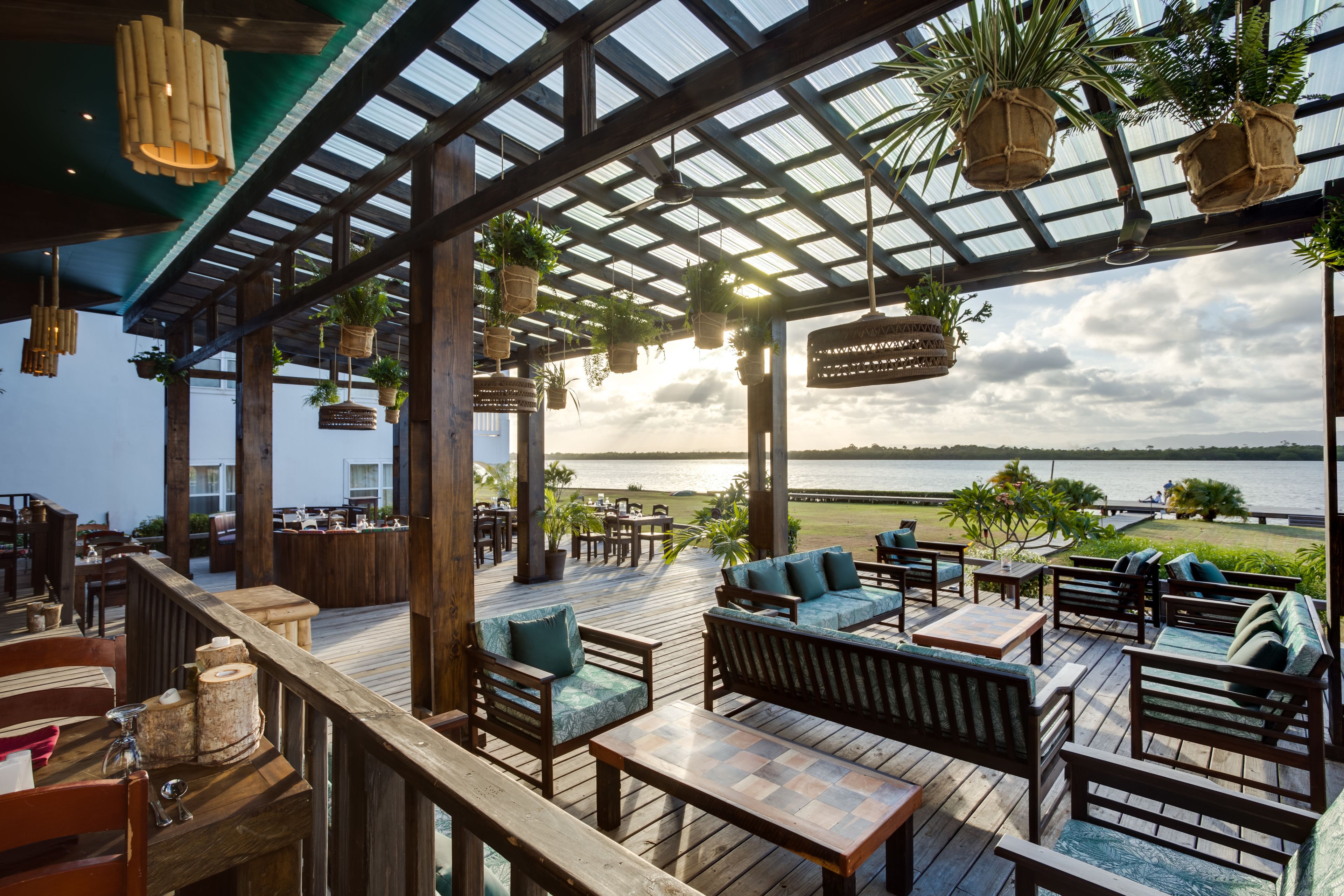 2 bars/lounges, swim-up bar, poolside bar, beach bar