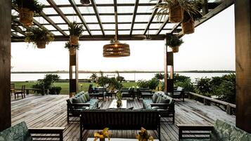 2 restaurantes; se sirven desayunos, almuerzos, cenas y cocina caribeña