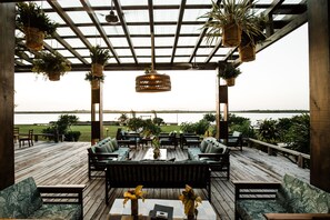 2 restaurantes, se sirven desayunos, comidas, cenas y cocina caribeña