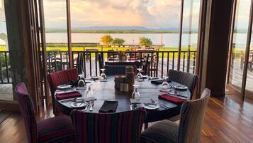 2 restaurants, breakfast, lunch, dinner served; Caribbean cuisine