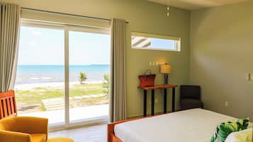 Three Bedroom Beachfront Villa | Ropa de cama de alta calidad, edredón y camas con pillow-top
