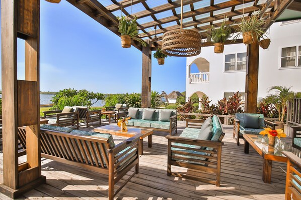 2 restaurants, breakfast, lunch, dinner served; Caribbean cuisine 