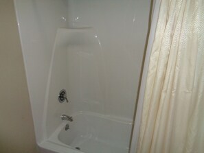Combined shower/tub, free toiletries, hair dryer, towels - Fairgrounds Inn (Du Quoin)