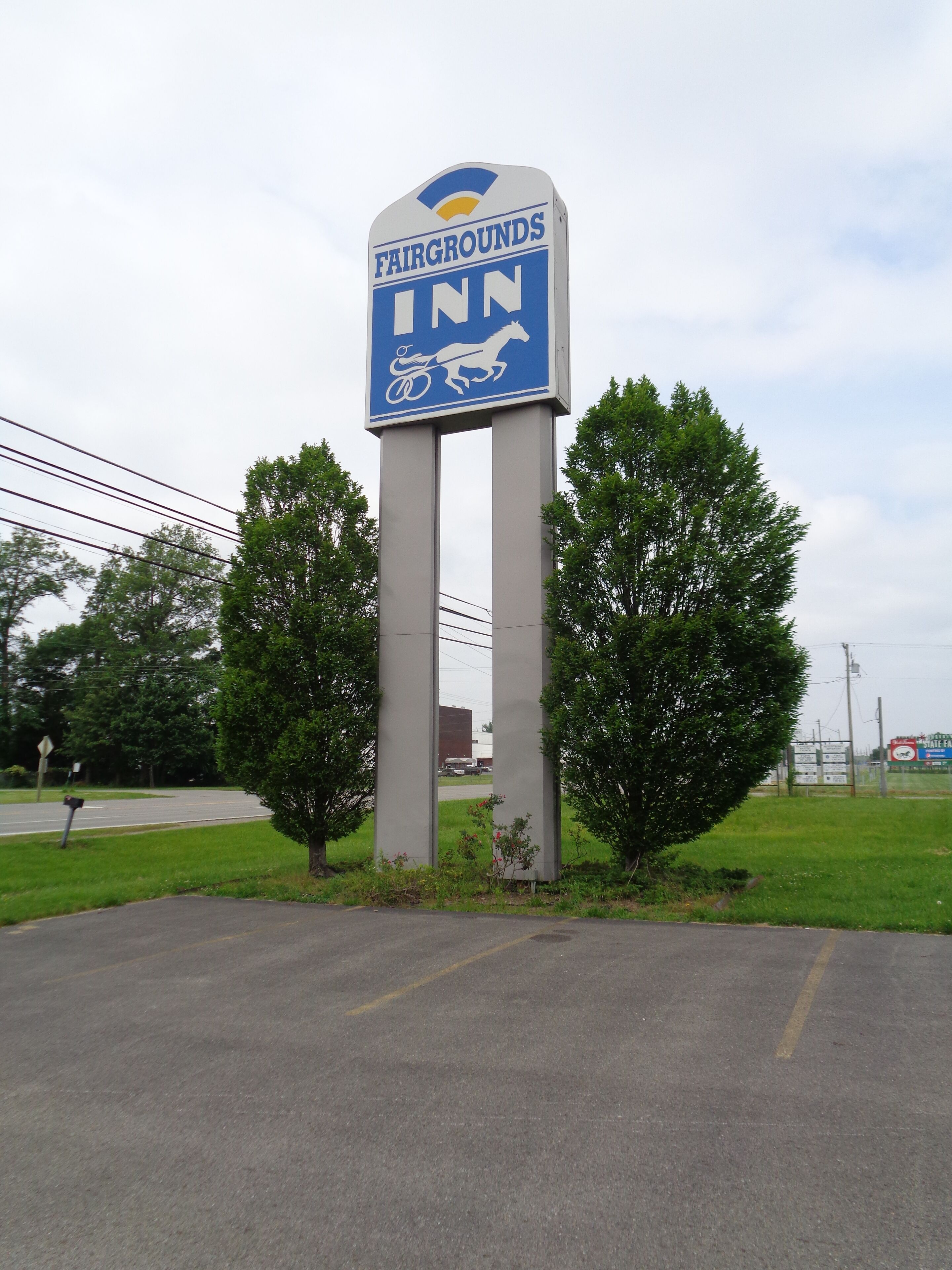 A sign for Fairgrounds Inn with a horse and carriage symbol.