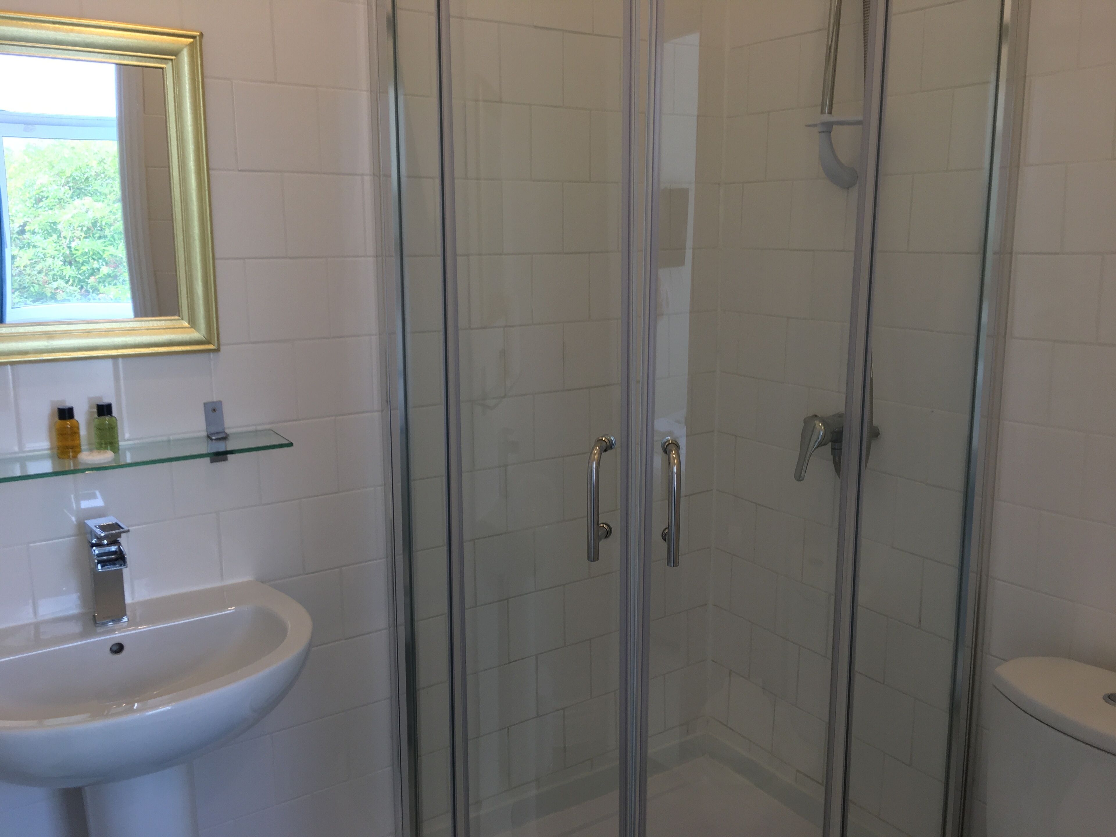 basic double room | bathroom | combined shower/bathtub, free toiletries, hair dryer, towels